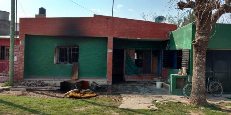 Falleció un niño y sus dos hermanos están graves por el incendio de su casa