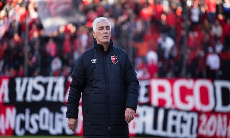 Omar De Felippe aún no definió al reemplazante de Luis Leal