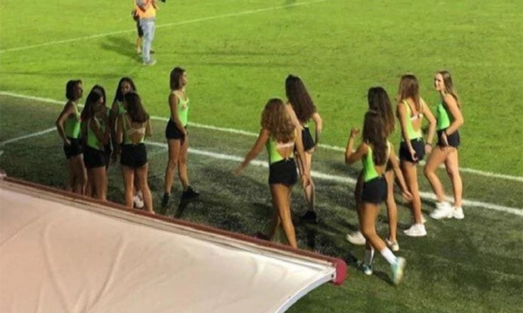 Italia: un club de fútbol puso a jugadoras de vóley sub-16 a recoger pelotas en minishorts