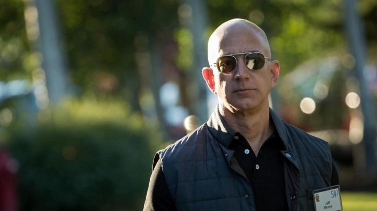 Jeff Bezos cedió a las críticas y subió fuerte el salario mínimo en Amazon