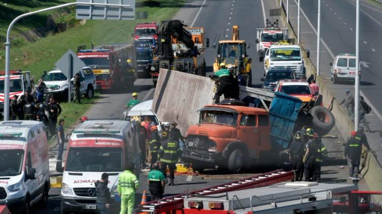 Volcó un camión y aplastó un auto en Rosario: liberaron a las personas atrapadas