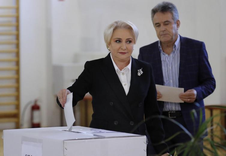 Rumania vota dividida para prohibir el matrimonio gay