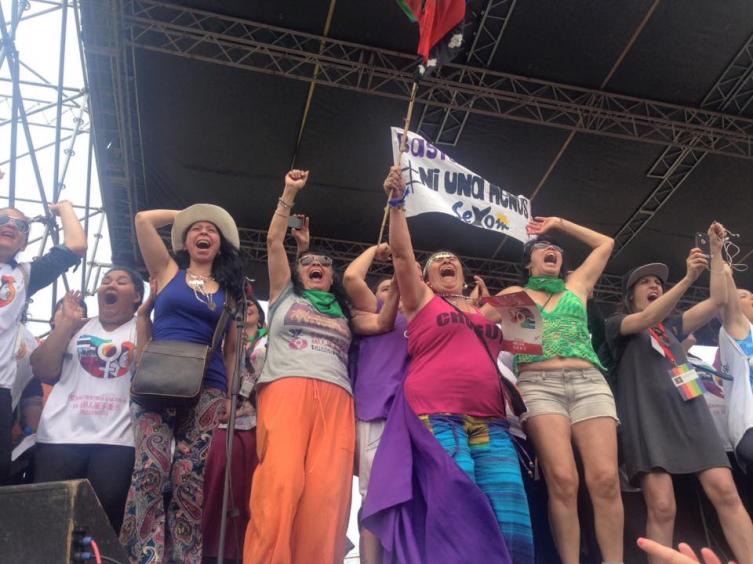 Una multitud participa del 33° Encuentro Nacional de Mujeres en Chubut