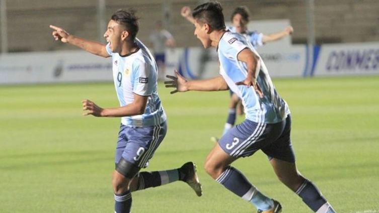 Carloni admitió que irán por un juvenil de 16 años de Atlético Rafaela