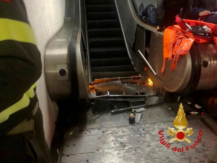 Una escalera del subte de Roma “enloqueció” e hirió a 24 hinchas rusos: a uno le amputaron el pie