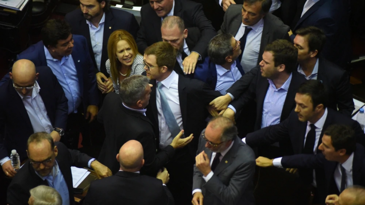 La tensión de la calle se trasladó al recinto: el kirchnerismo y la izquierda intentan frenar la sesión que debate el Presupuesto