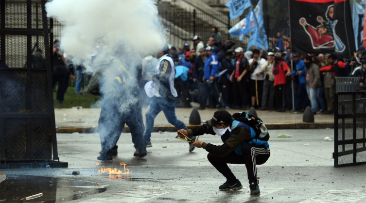 Manifestantes lanzaron piedras y palos a la Policía: al menos 27 detenidos y tres heridos