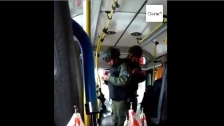 ¿Me pueden revisar la mochila? ¿Parar por el DNI?
