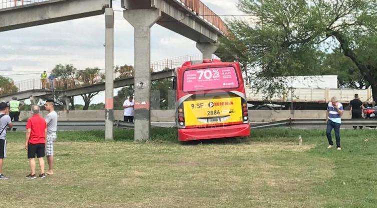 Un colectivero se descompensó al volante en la Ruta 168