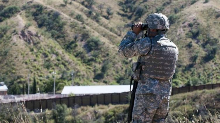 Éxodo latino: Trump denuncia una invasión y envía 5 mil soldados a la frontera