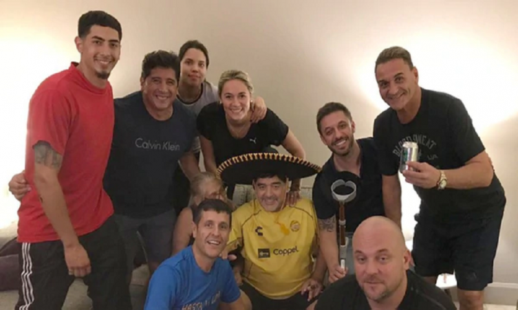 Qué regalos recibió Maradona y quiénes lo visitaron en su cumpleaños N°58