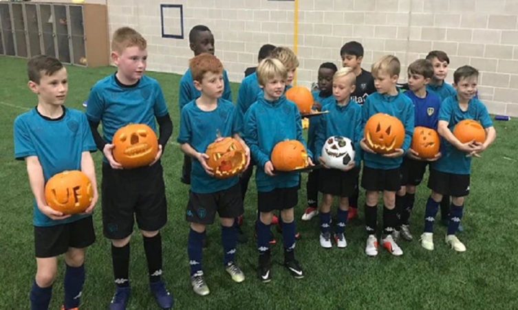 Un pequeño fanático del Leeds United se disfrazó de Marcelo Bielsa para Halloween