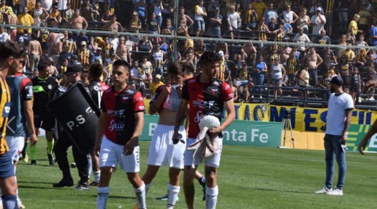 Colón sigue sin ganar jugando como visitante en la Superliga