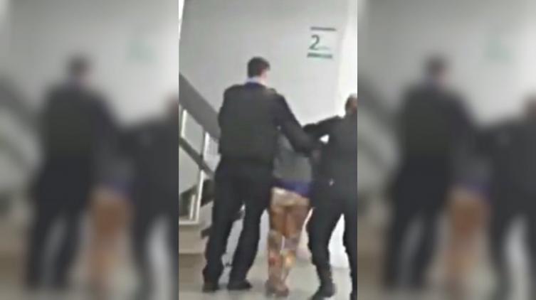Es refugiada, no habla español y la policía la agarró de los pelos cuando quiso llevarse a su bebé del hospital