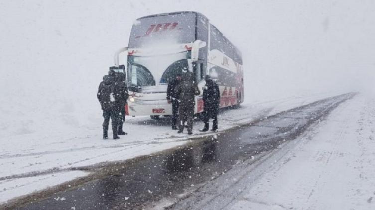 Mendoza: un micro con pasajeros quedó al borde de un precipicio