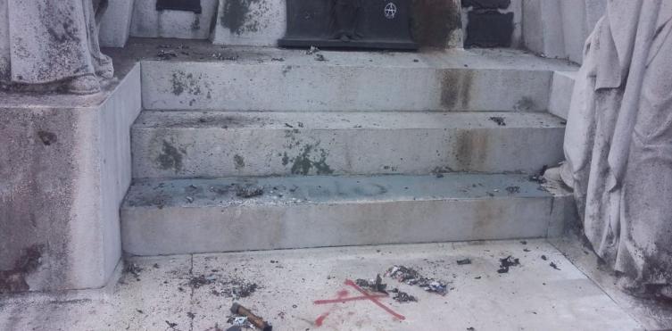 Explosión en la tumba de Ramón Falcón en Recoleta