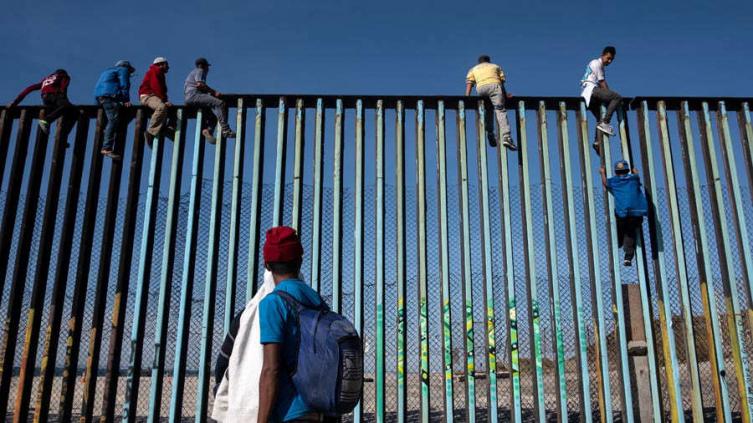 La caravana de migrantes desafía cada vez más a Estados Unidos