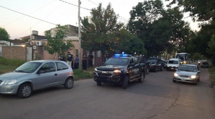 Una mujer encontró asesinada a su madre dentro de su casa