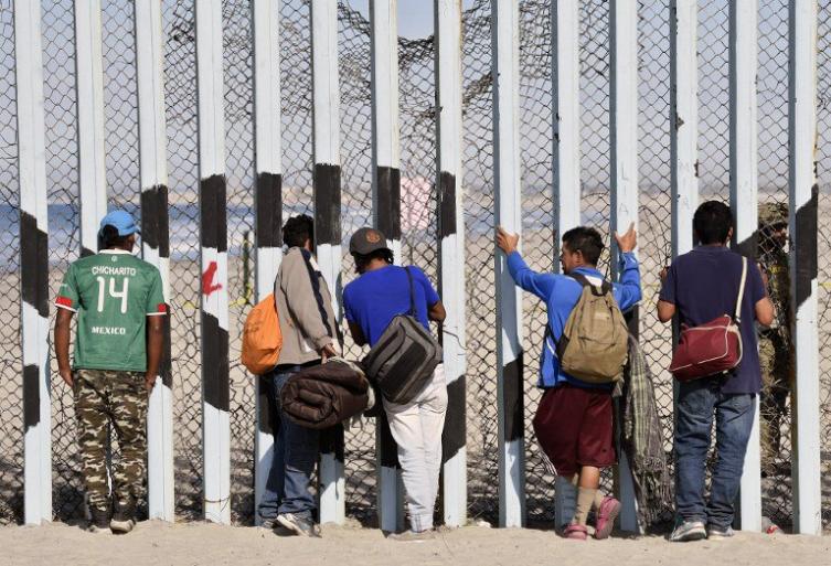Migrantes llegan al norte de México, algunos dispuestos a lanzarse hacia EE.UU.