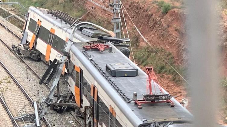 Barcelona: Al menos un muerto y 44 heridos al descarrilar un tren