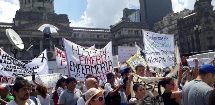 Enfermeros marchan por el reconocimiento profesional