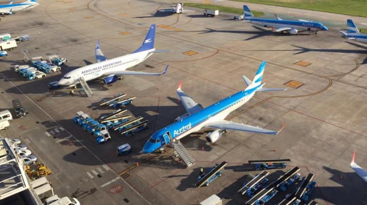 Aerolíneas Argentinas suspendió a 376 empleados por los vuelos cancelados