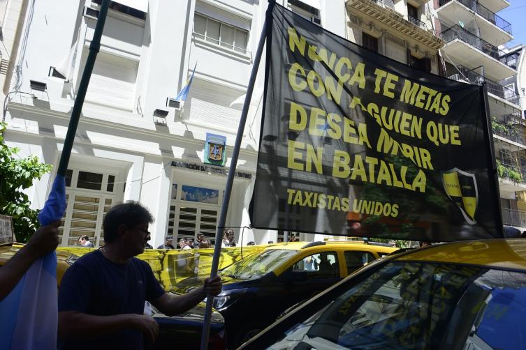 Protesta de taxistas en la puerta de la AFA, que anunció a Uber como nuevo sponsor
