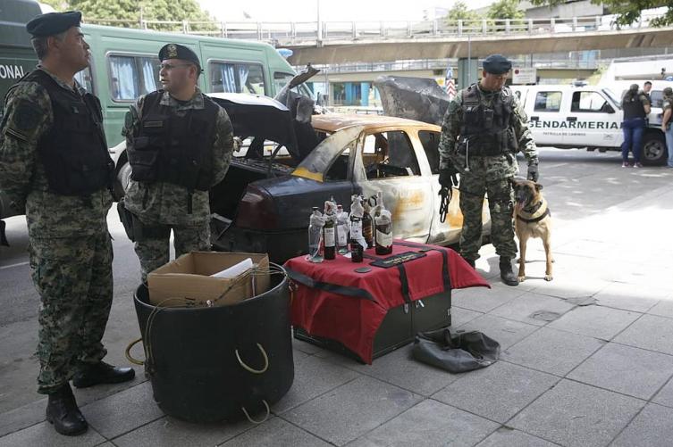 Encuentran ocho bombas molotov en Buenos Aires