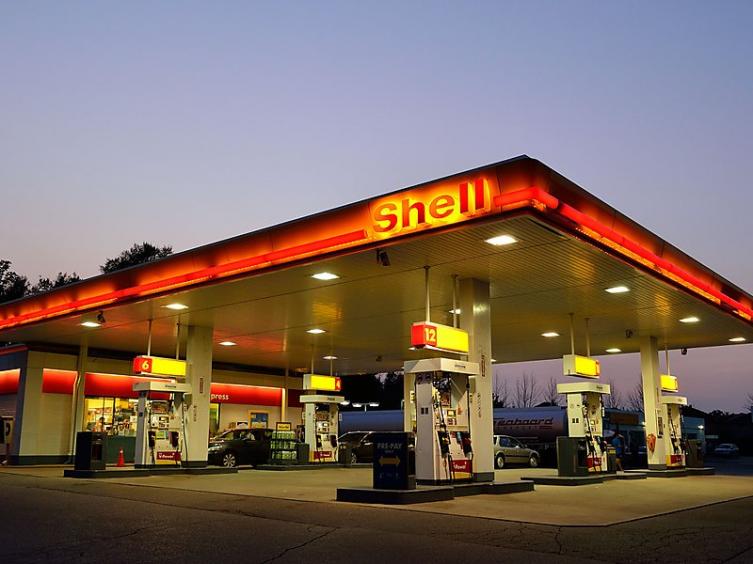 Shell se suma a la decisión de YPF y baja sus naftas