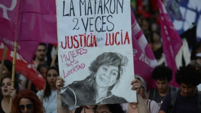 Un paro de mujeres con Lucía Pérez como estandarte 