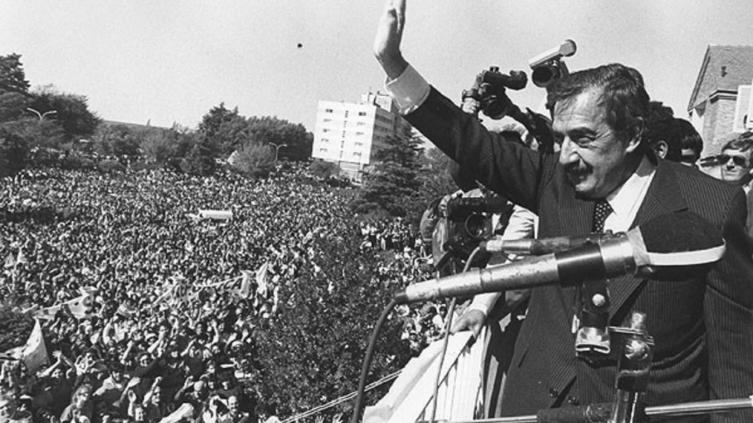 Se cumplen 35 años de la vuelta de la democracia con Alfonsín