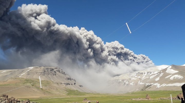 Registran actividad de un volcán en el límite entre Mendoza y Chile