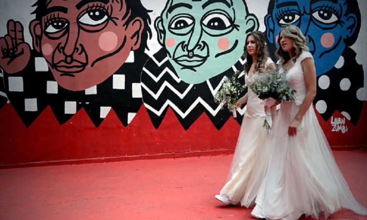 Parejas homosexuales adelantan sus matrimonios por miedo al futuro de Brasil