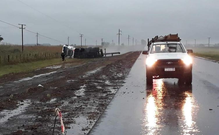 Volcó un camión con cloro