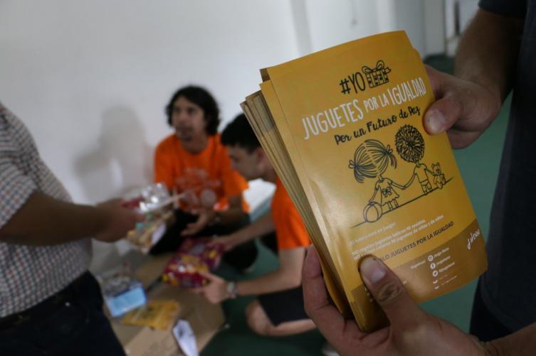 A favor de juguetes no sexistas y por la paz 