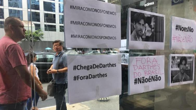 Feministas escracharon a Juan Darthés en el Consulado argentino en San Pablo