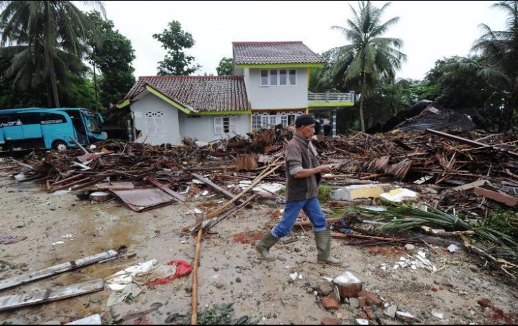 Ya son 281 los muertos por devastador tsunami en Indonesia