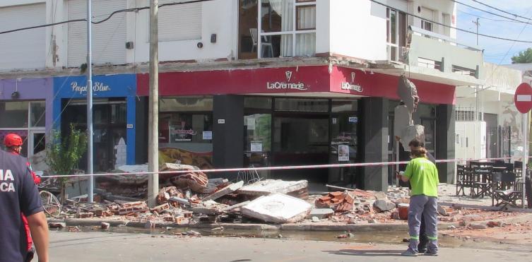 Mar del Plata: cayeron 3 balcones y aplastaron a una mujer y su hijita