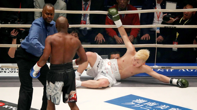 Mayweather venció por nocaut técnico al kickboxer japonés Nasukawa en el primer round