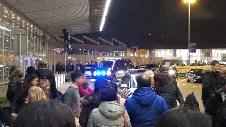 Evacuaron el aeropuerto de Amsterdam porque un hombre aseguró tener una bomba