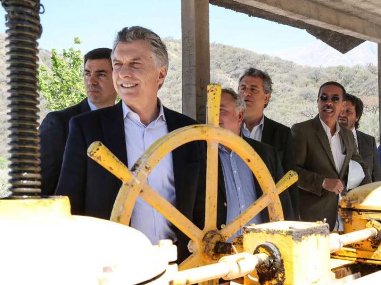 El gobierno molesto por una foto de un ex funcionario