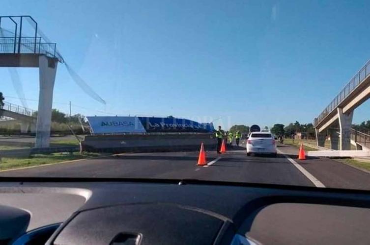 Un camión tumbó un puente peatonal  