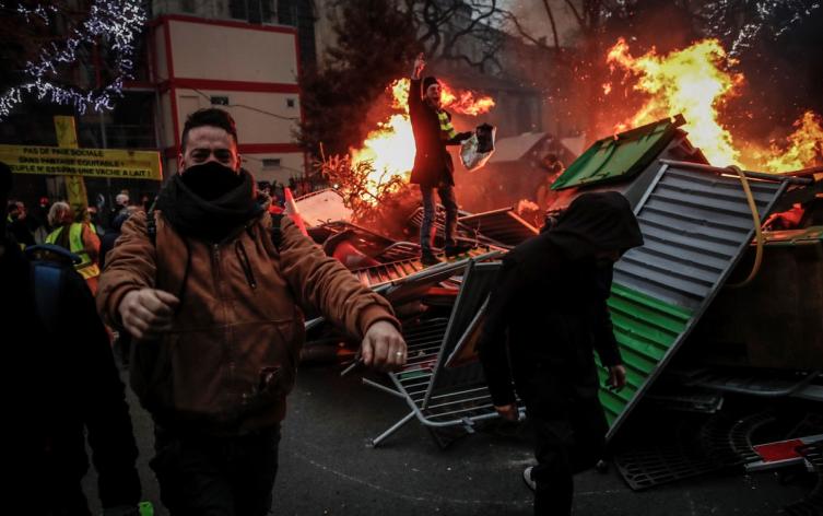 Violentas protestas de los “chalecos amarillos” en varias ciudades francesas