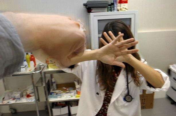 Los médicos piden policías en las guardias