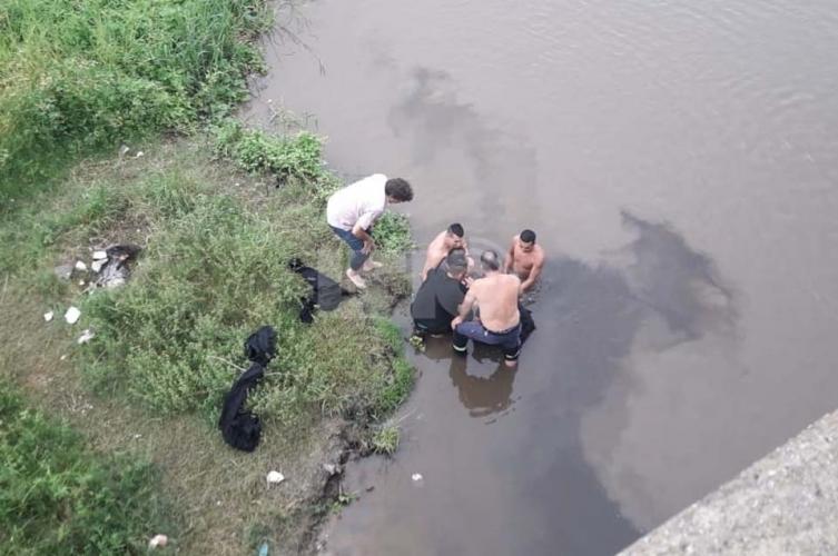 Un hombre cayó desde el Puente Carretero al río