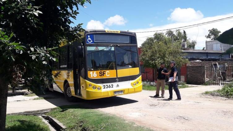 Se robaron un colectivo de la Línea 16, y lo dejaron abandonado