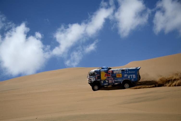 Un piloto ruso aplastó a un espectador y lo expulsaron del Dakar