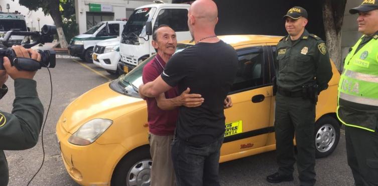 Un técnico argentino se olvidó 2600 dólares en un taxi y el chofer se los devolvió