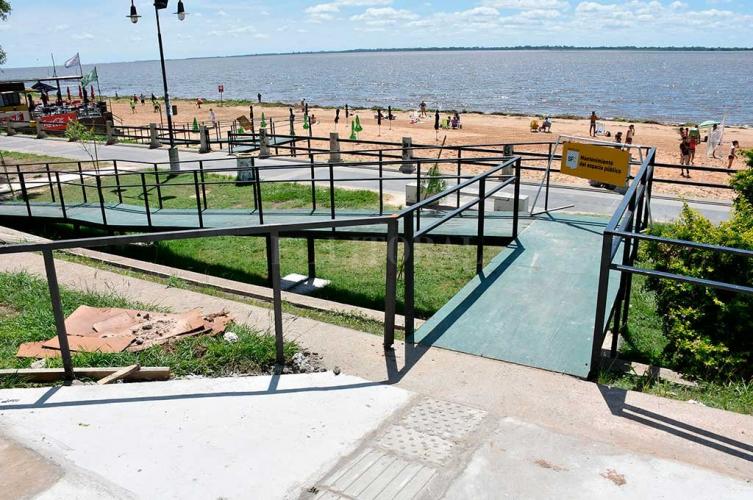 Una playa de la ciudad ya tiene rampas y sillas anfibias