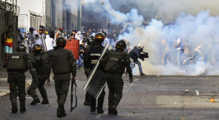 Venezuela: al menos 13 muertos tras masivas marchas en contra y a favor de Maduro